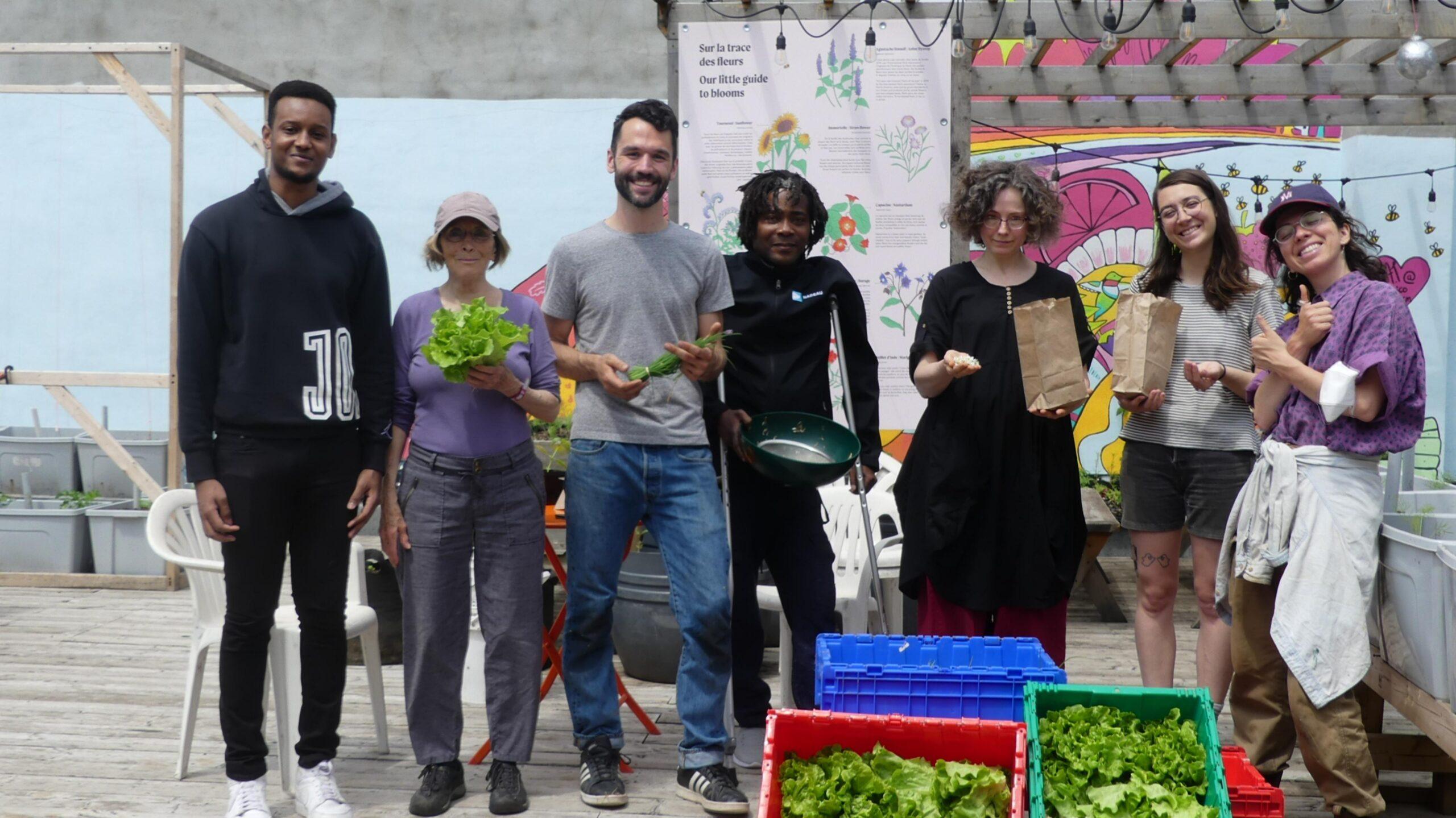Des membres de l'INEEI-PSH à l'activitié de Jardinage sur le toit de Santropol Roulant mai 2022